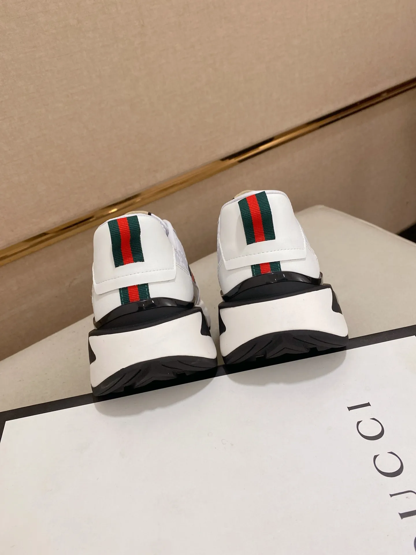 Men's shoes 💰 462💰The new GUCCI (Gucci) counters are launched simultaneously. The new men's shoes, 😘fabrics are selected from imported cowhide, and the lining is sheepskin lining. 👍🏿 High-end ☄️ air-cushion molded anti-slip rubber outsole, exquisite lines, simple and elegant, comfortable and high-end for leisure travel. Code number: 38 to 44 (45 can be customized and cannot be returned or exchanged)